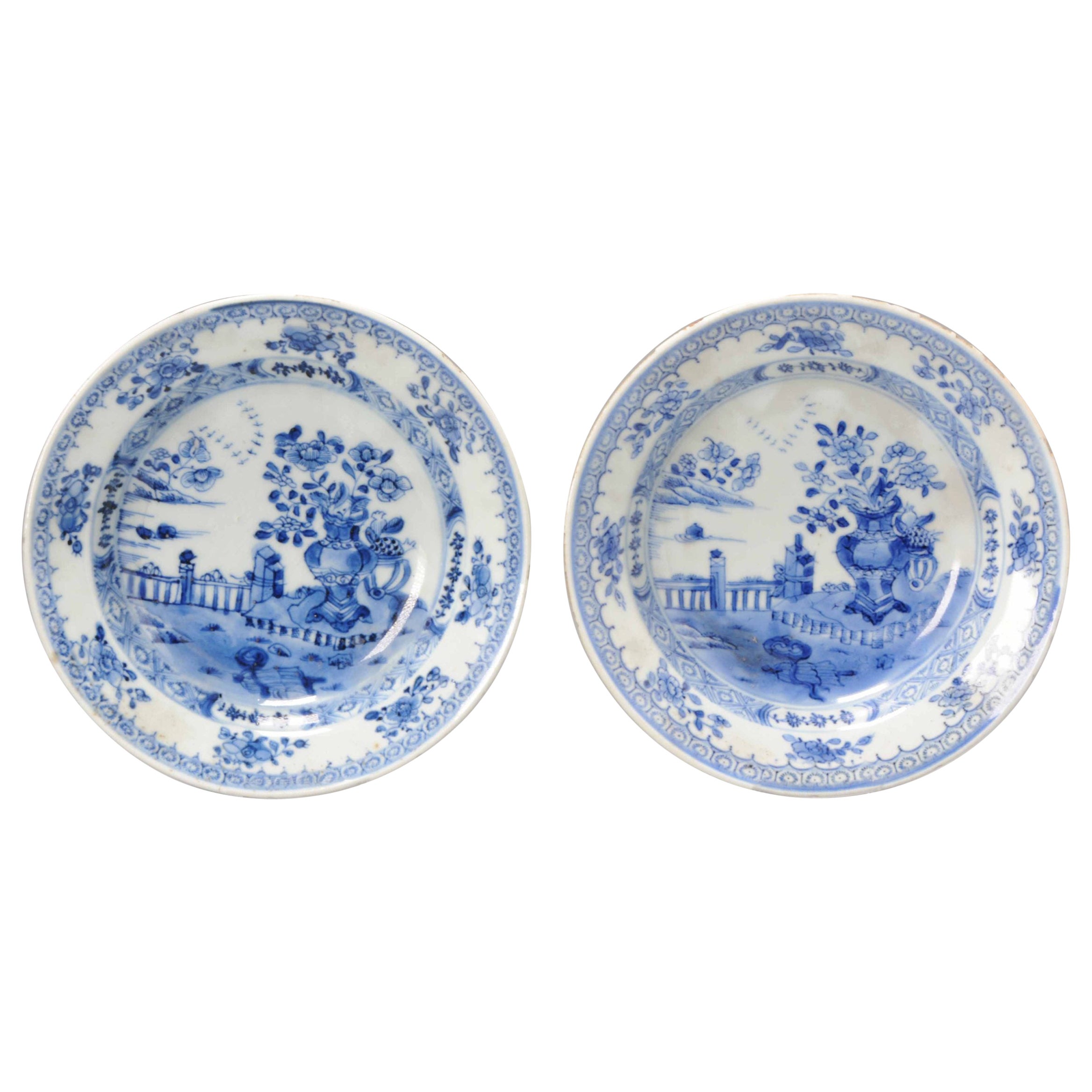 Ancien plat en porcelaine chinoise de la période Qing avec fleurs non marqué, 18 C