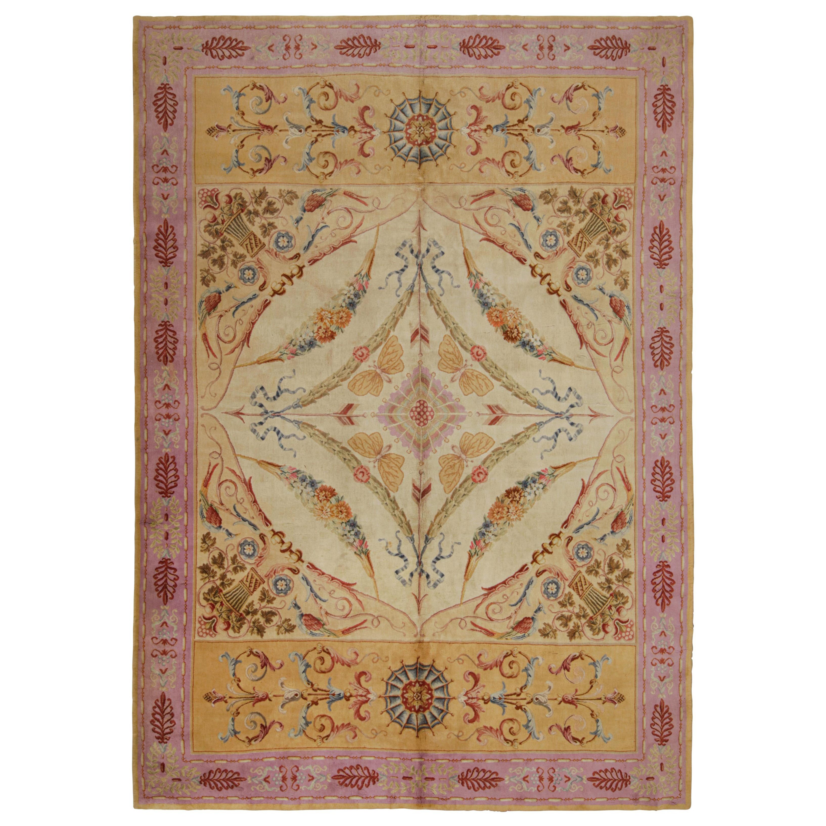 Ancien tapis de Savonnerie français de couleur crème avec motifs floraux