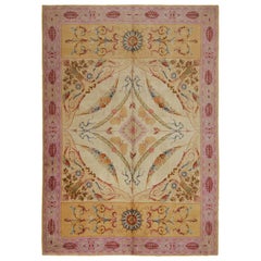 Ancien tapis de Savonnerie français de couleur crème avec motifs floraux