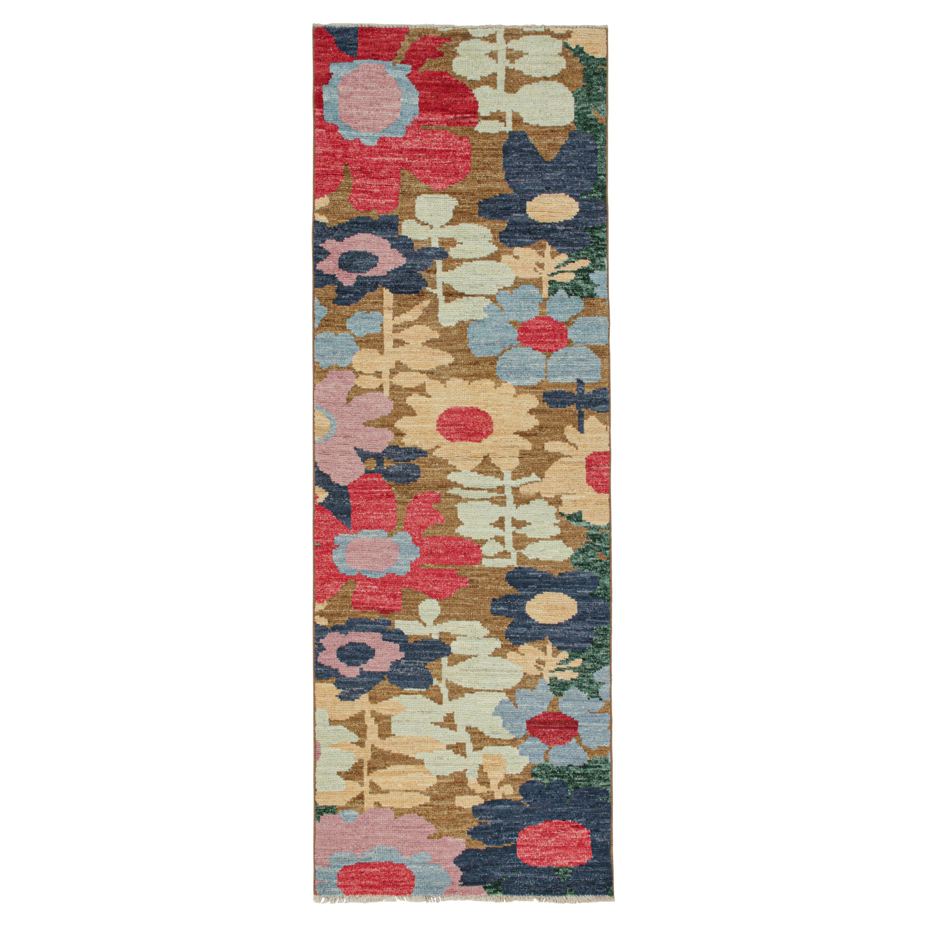 Tapis de course contemporain à motifs floraux colorés de Rug & Kilim en vente