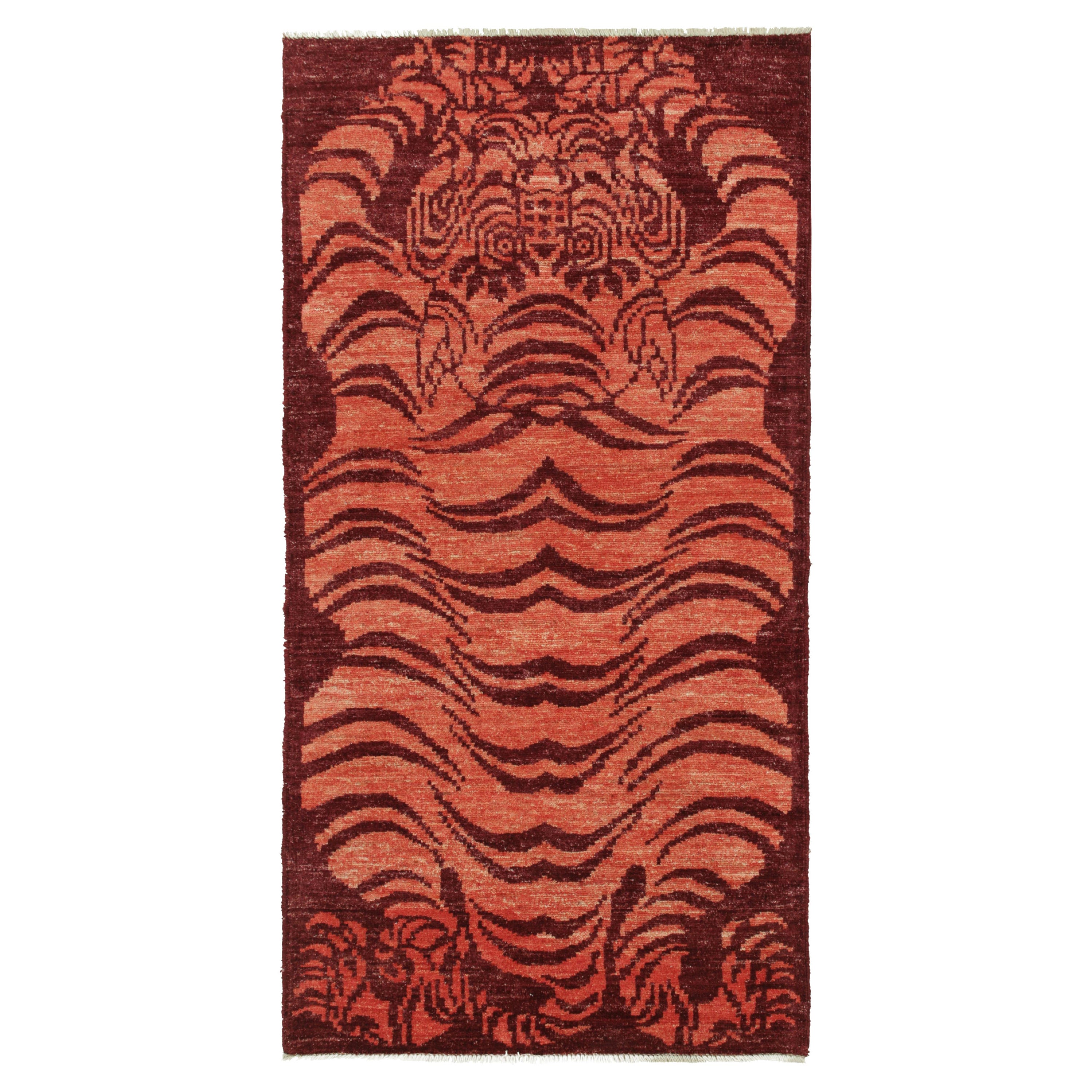 Alfombra de Rug & Kilim de estilo clásico en rojo con dibujo de tigre naranja