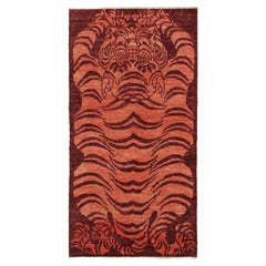 Alfombra de Rug & Kilim de estilo clásico en rojo con dibujo de tigre naranja