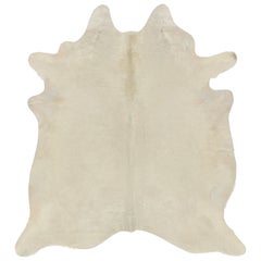 Rug & Kilim's Modern Cowhide Rug in Off-White (tapis en peau de vache moderne en blanc cassé)