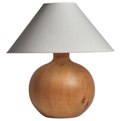 Schwedische Designerin, Tischlampe in Größe, Kiefernholz, Schweden, 1960er Jahre