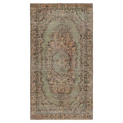 Tapis Vintage Zeki Müren en vert et saumon, avec motif floral de Rug & Kilim