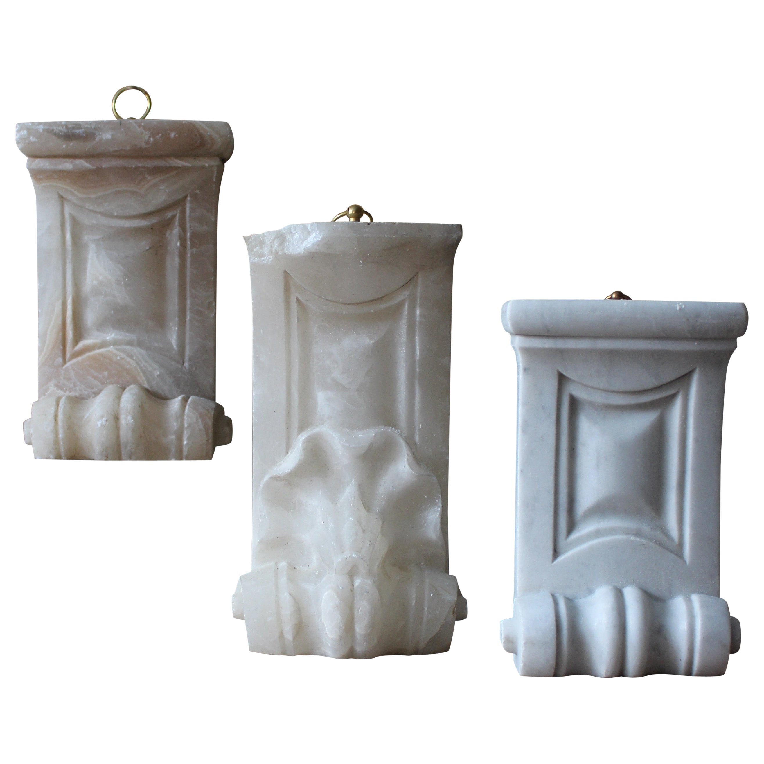 Trio d'éléments architecturaux en albâtre et marbre sculptés du 19ème siècle  
