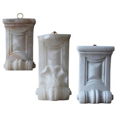 Trio d'éléments architecturaux en albâtre et marbre sculptés du 19ème siècle