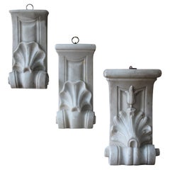 19. Jahrhundert Trio aus geschnitztem Marmor Architekturelemente Kragsteine Landhaus 