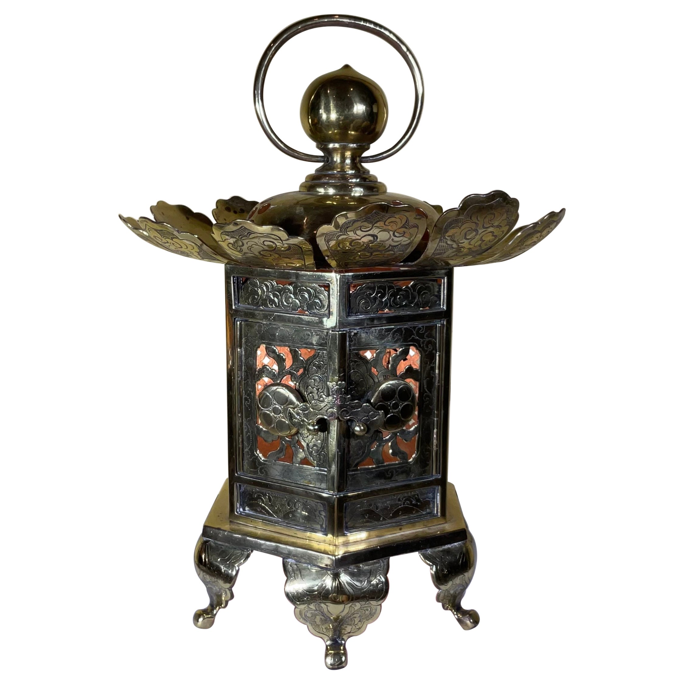 Vintage japonais  Lanterne bouddhiste en laiton Alter / Lampe de table / Pièce centrale  en vente