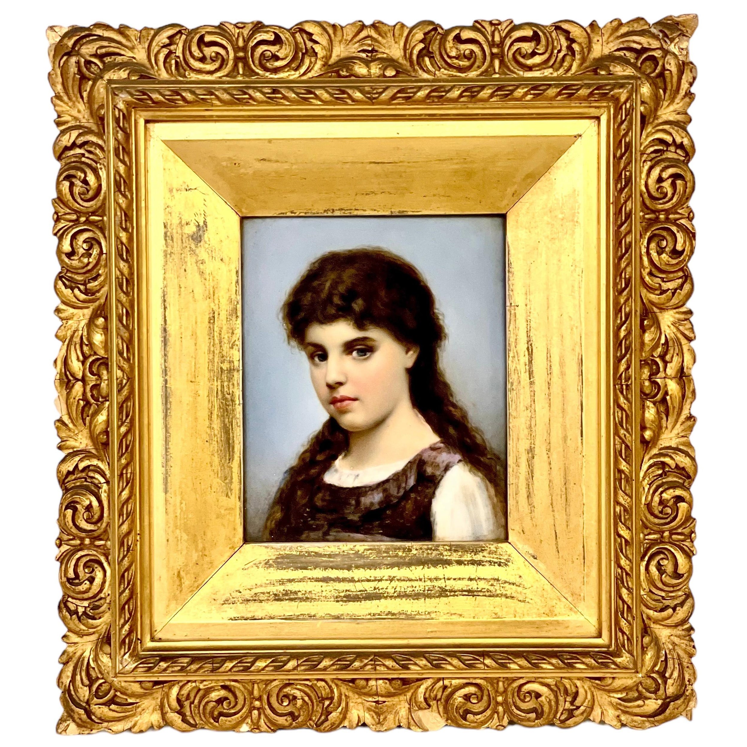 Portrait d'une jeune beauté sur une plaque en céramique en vente