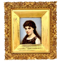 Portrait d'une jeune beauté sur une plaque en céramique