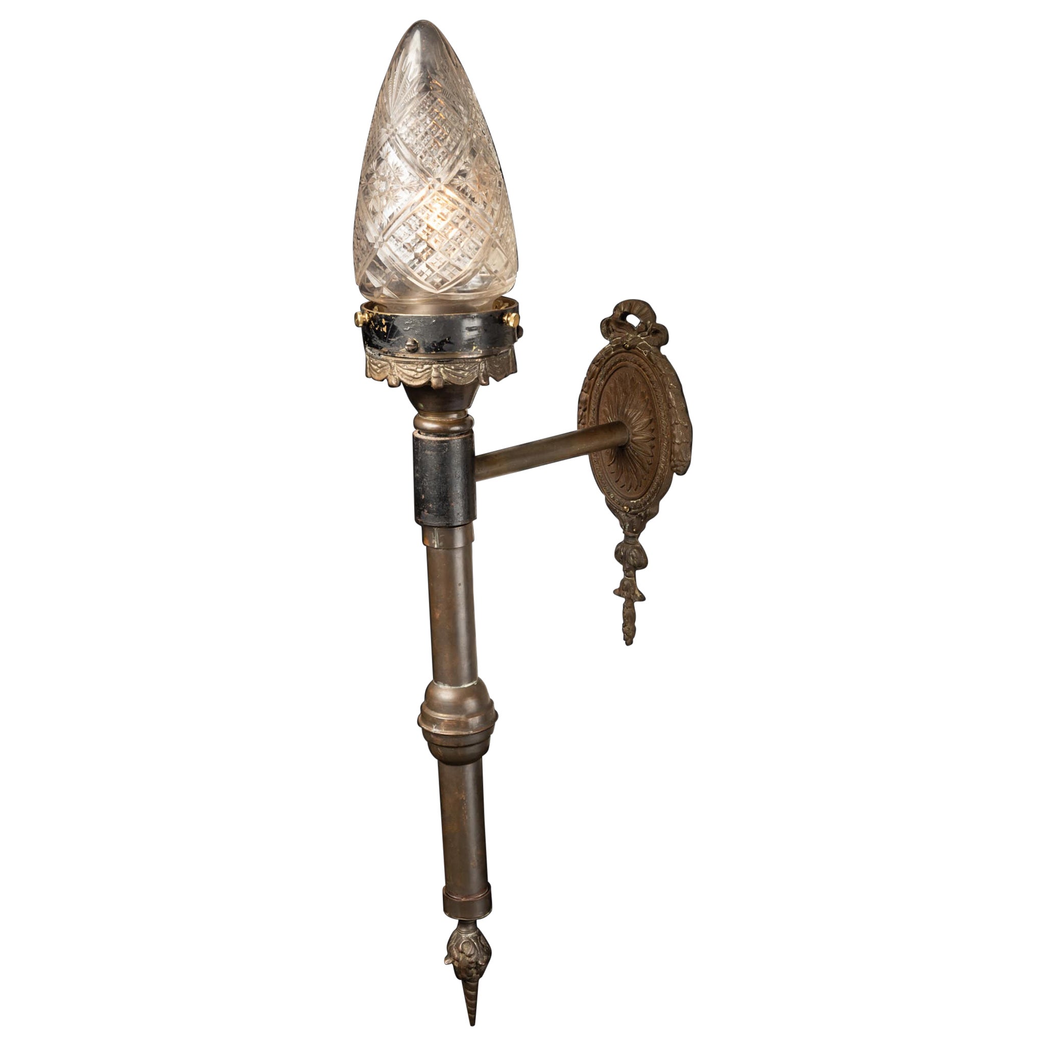 Torche néo-gothique française du 19e siècle avec globe en cristal de Baccarat en vente