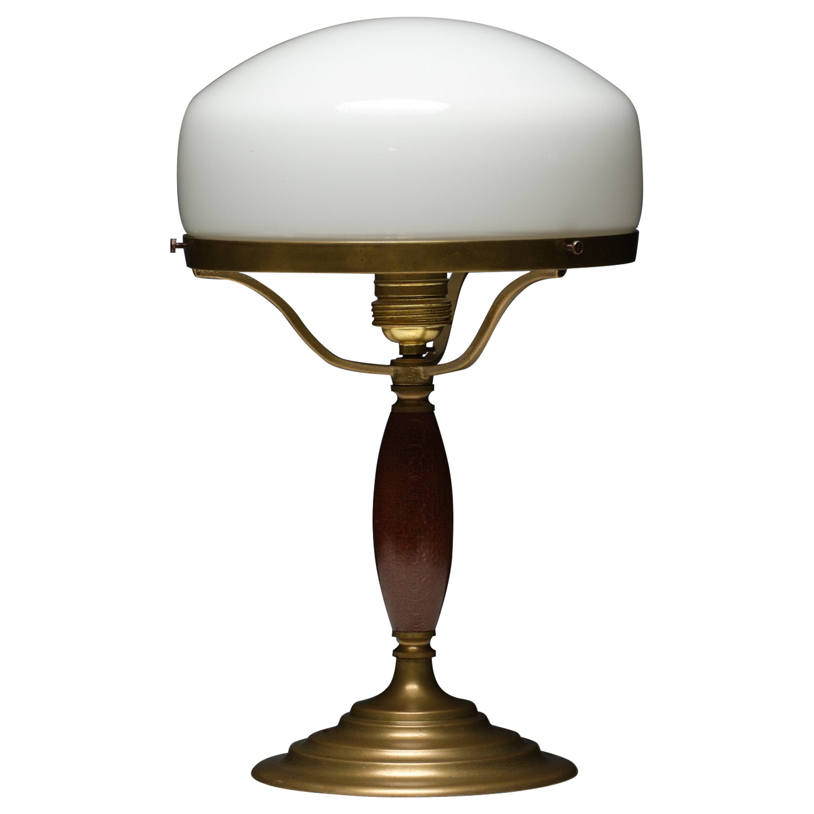 Elegance Midcentury Vintage Table Lamp - Beauté du laiton avec Patina d'origine en vente