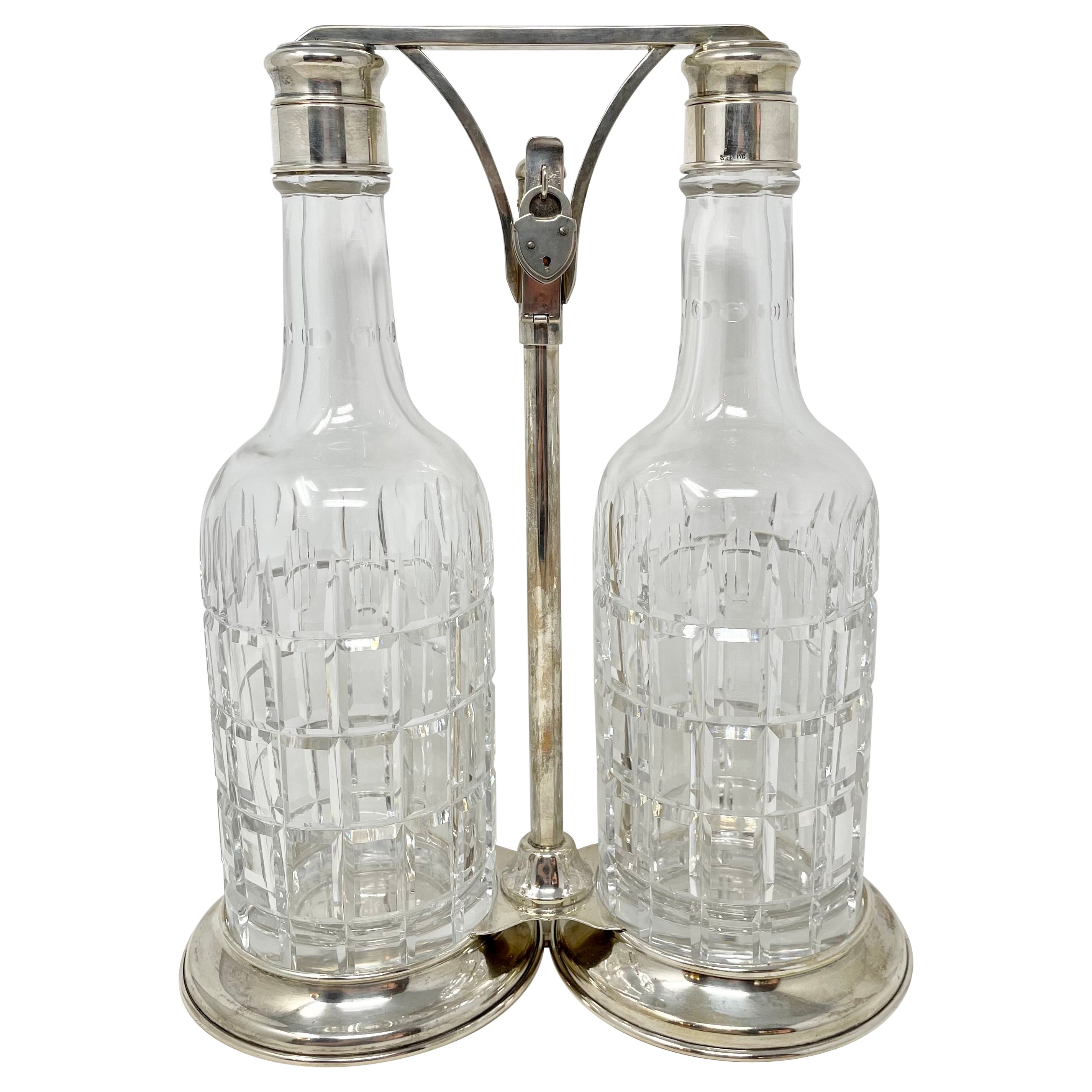 Antikes amerikanisches 2-flaschenförmiges Dekanter-Set „Hawkes“ aus Sterlingsilber und geschliffenem Kristall.