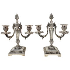 Paire de chandeliers anciens en bronze argenté de style néo-classique français, vers 1890-1900
