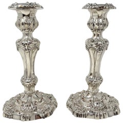 Paire de chandeliers anglais anciens en métal argenté Sheffield, vers les années 1920.