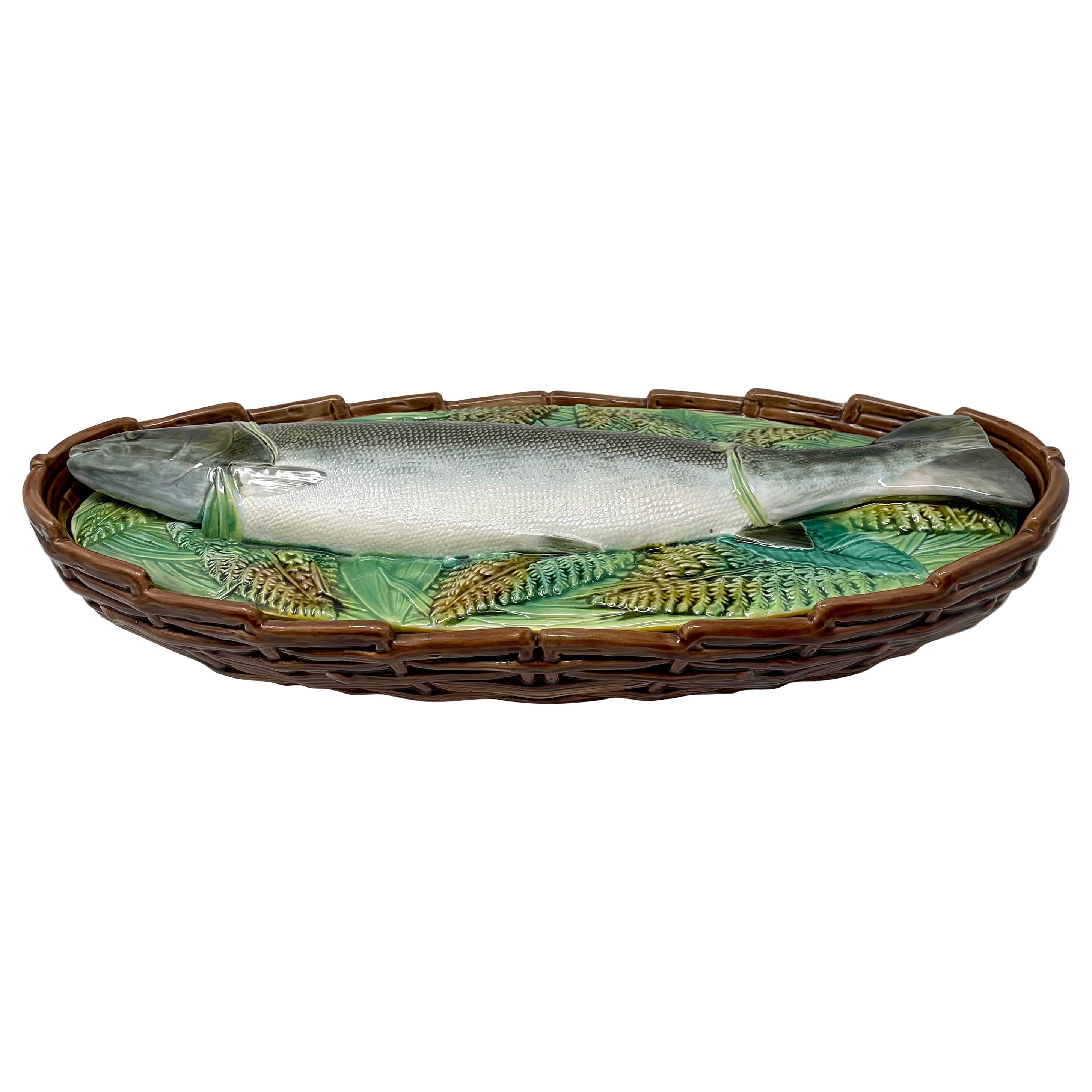 Ancienne soupière à poisson en poterie majolique anglaise "George Jones" dans un panier circa 1870