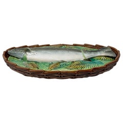Antica zuppiera di pesce in ceramica maiolicata inglese "George Jones" in un cesto del 1870 circa