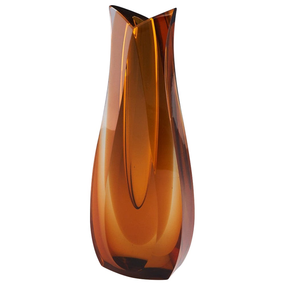 Rare vase monolithique Novy Bor incolore et à écrin d'ambre, conçu par Pavel Hlava en 1958
