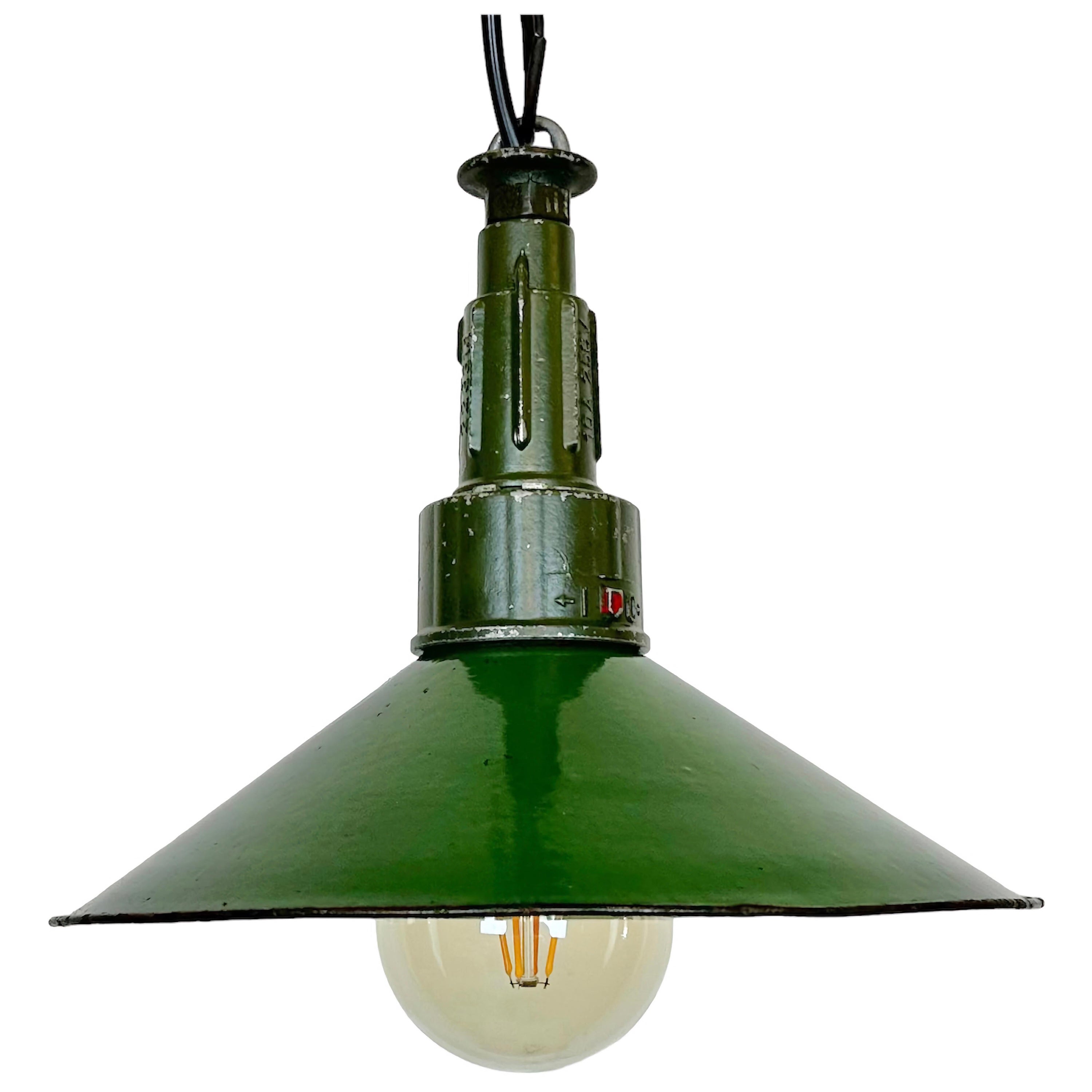 Lampe pendante militaire industrielle en émail vert avec plateau en aluminium moulé, années 1960