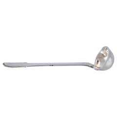 Georg Jensen con cuentas. Cuchara para salsa de mantequilla en plata de ley.