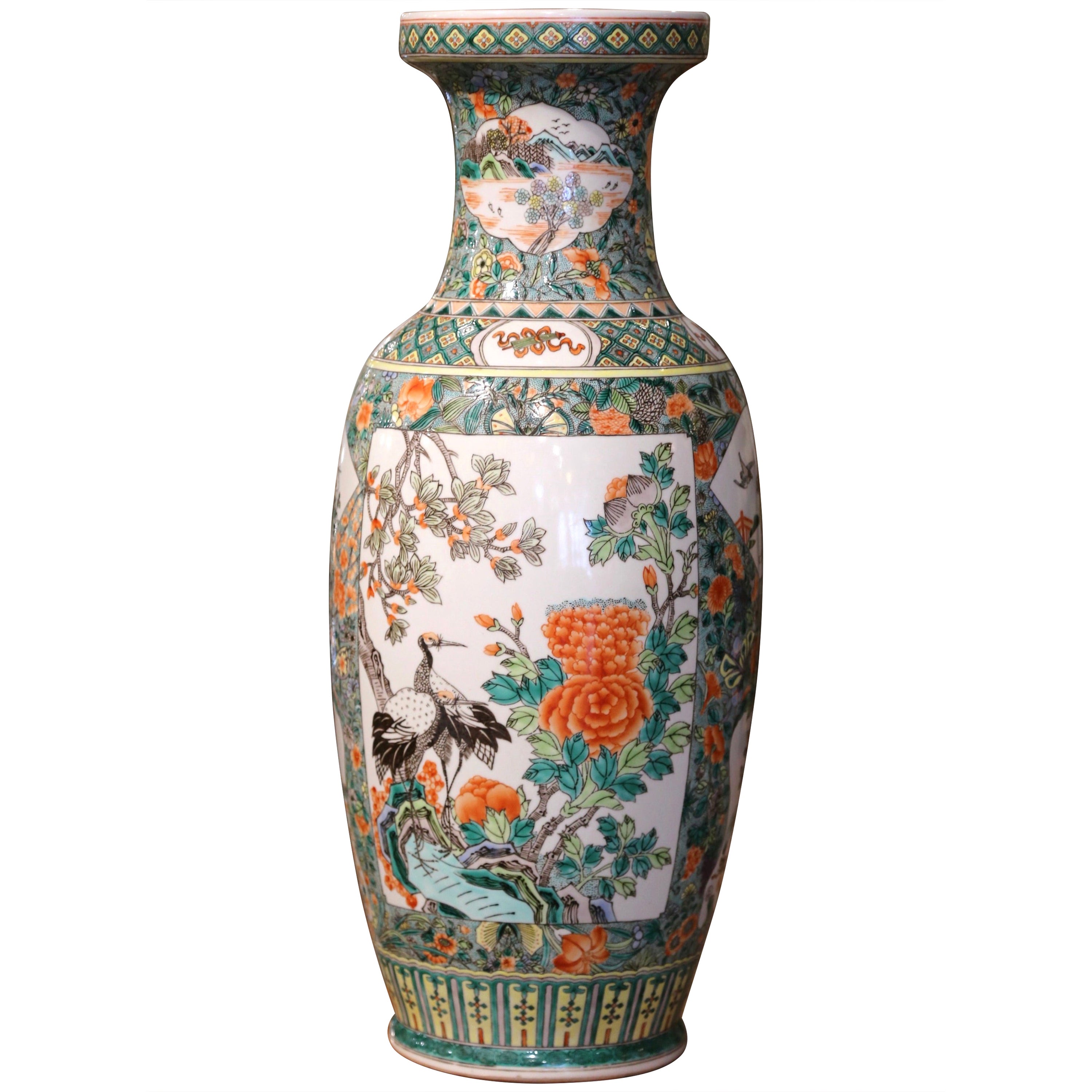 Vase Famille Verte en porcelaine peinte à la main, Chine du milieu du siècle