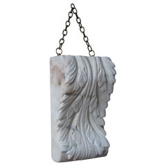 Corbeau décoratif en marbre sculpté du milieu du 19e siècle Éléments architecturaux récupérés 