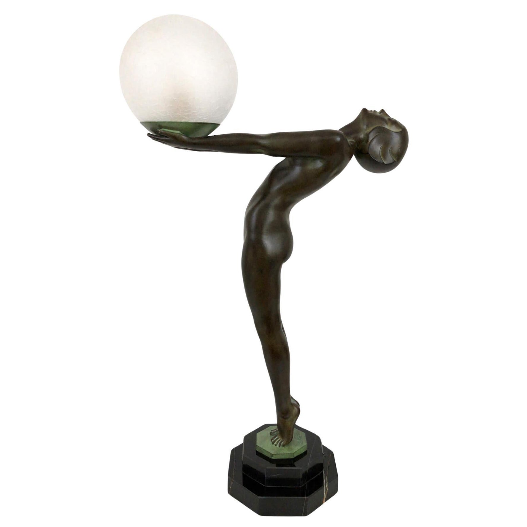 Art Deco Lumina Sculpture Clarté Lampe Danseuse nue avec un Ball and Ball par Max Le Verrier en vente
