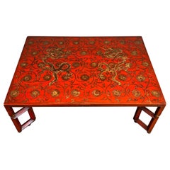 Grande table basse laquée rouge avec décorations chinoises en or
