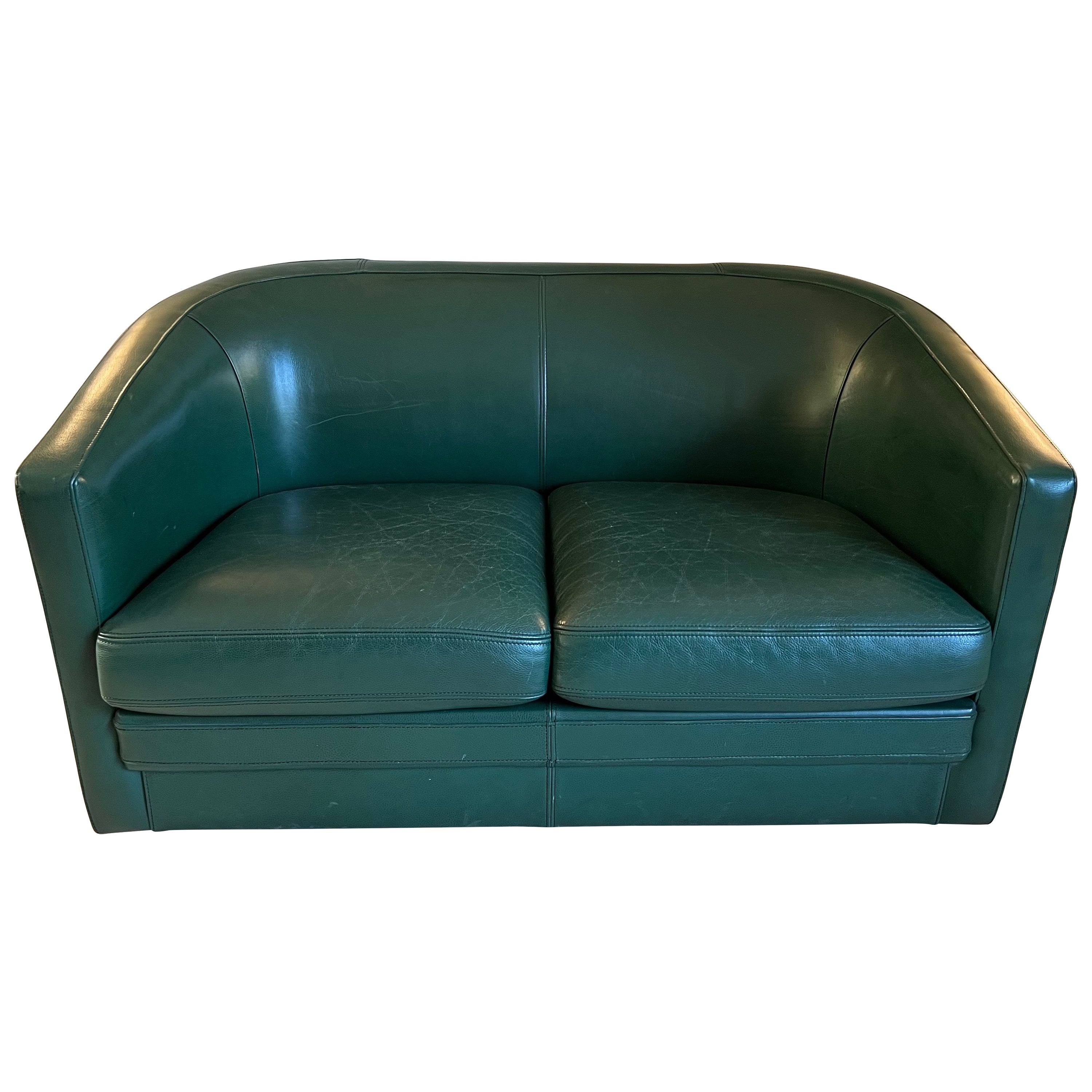 Canapé deux places de style Art Déco en cuir vert. Circa 1980