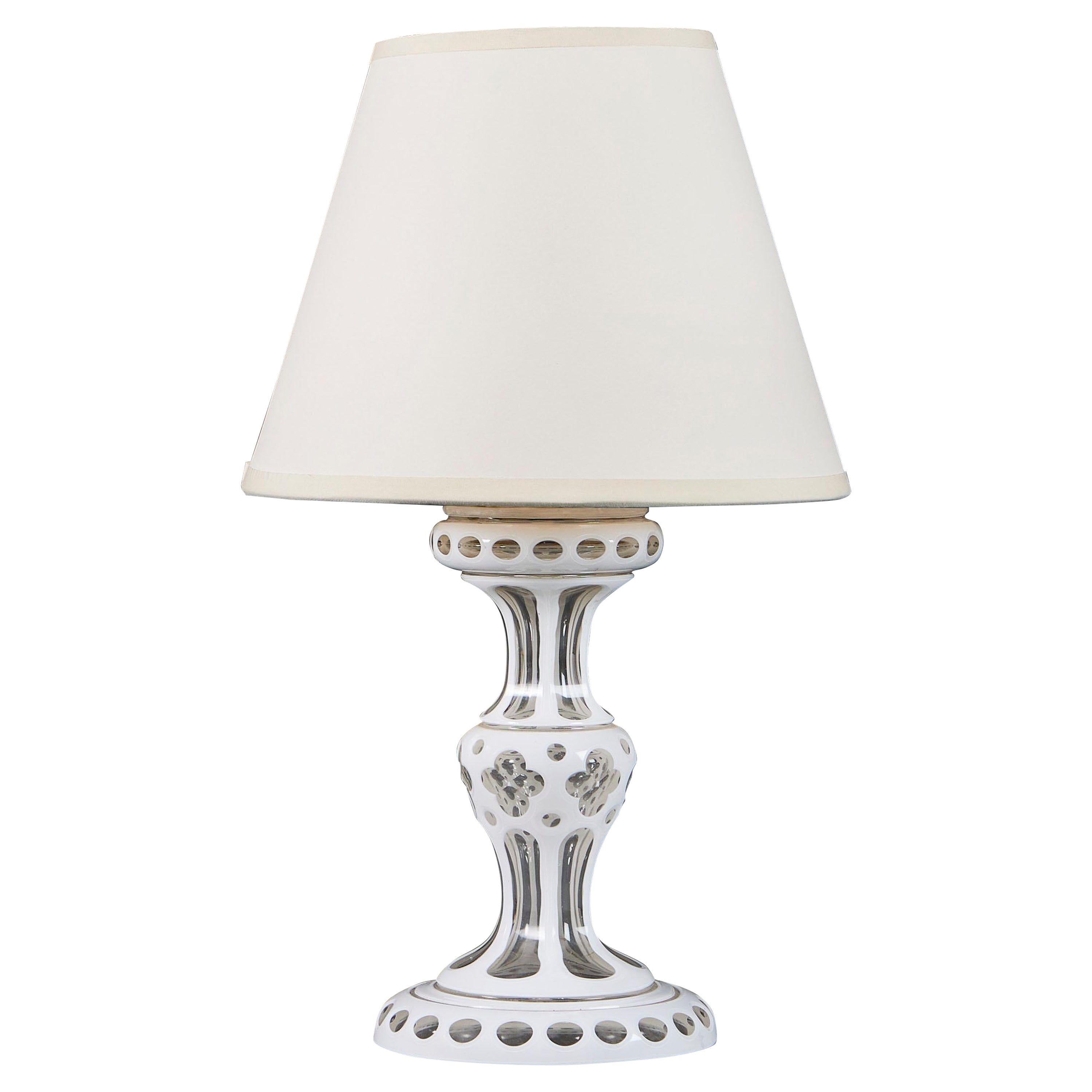 Petite lampe de table en verre blanc taillé du 19e siècle