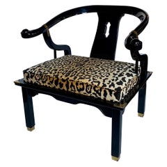 Fauteuil de salon en laque Hollywood Regency de style James Mont par Century