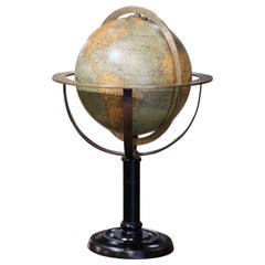 Globe terrestre français du milieu du 19e siècle sur base en noyer sculpté, signé Ch. Perigot, Paris