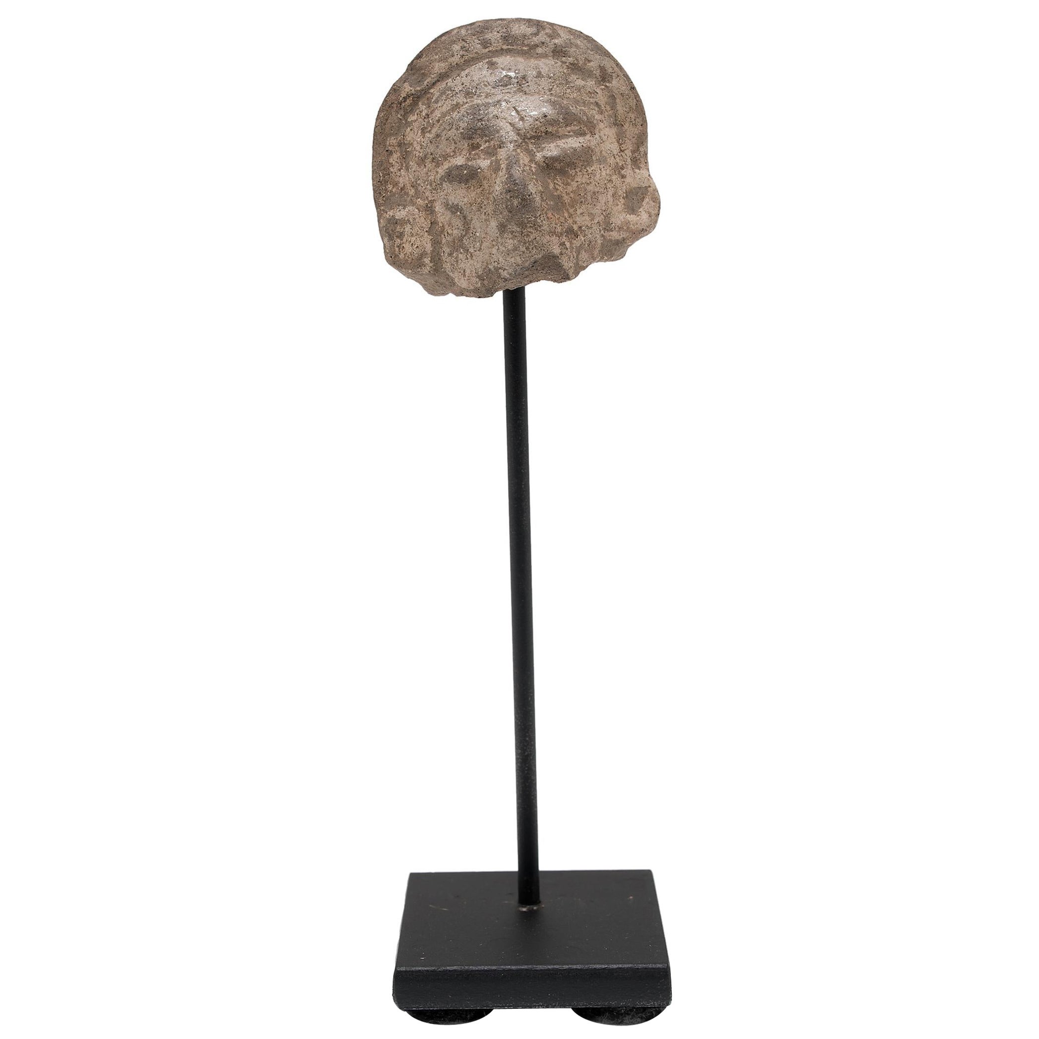 Fragment de tête en céramique Pre-Columbian
