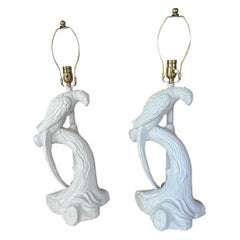 Paire de lampes de bureau vintage en plâtre blanc avec perroquet tropical, restaurées