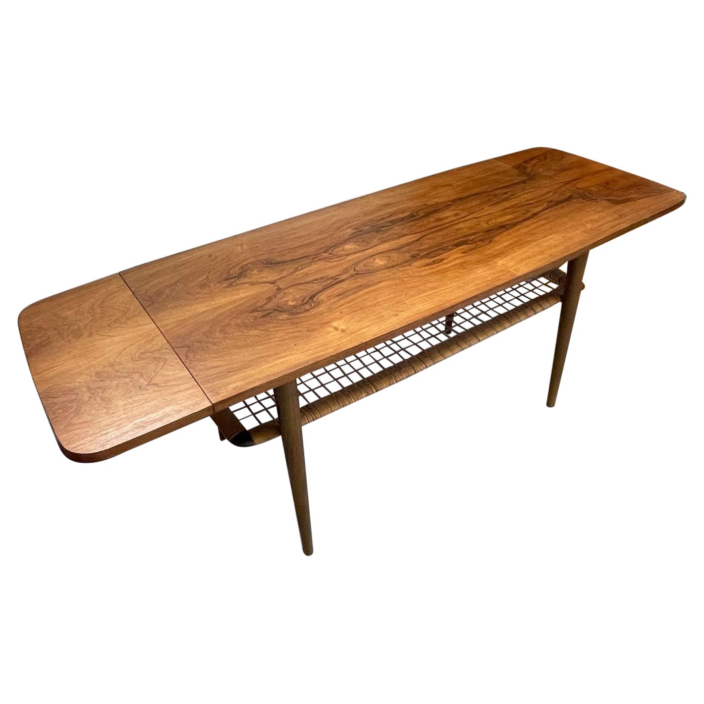 Table basse vintage danoise Modernity avec grain de bois de rose orné et étagère en osier en vente