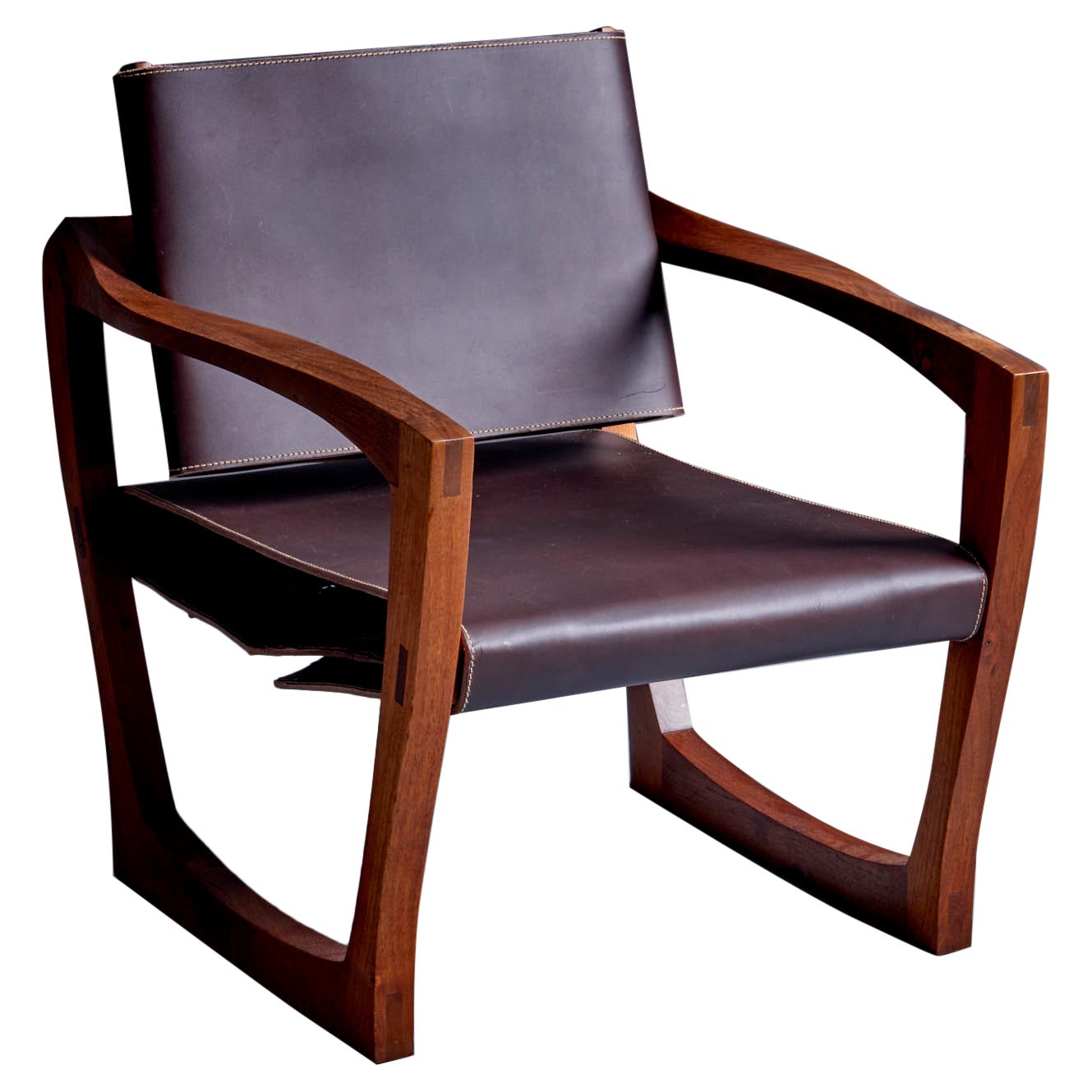 Chaise de salon Studio en cuir Brown foncé avec base sculpturale en noyer USA 1960s 
