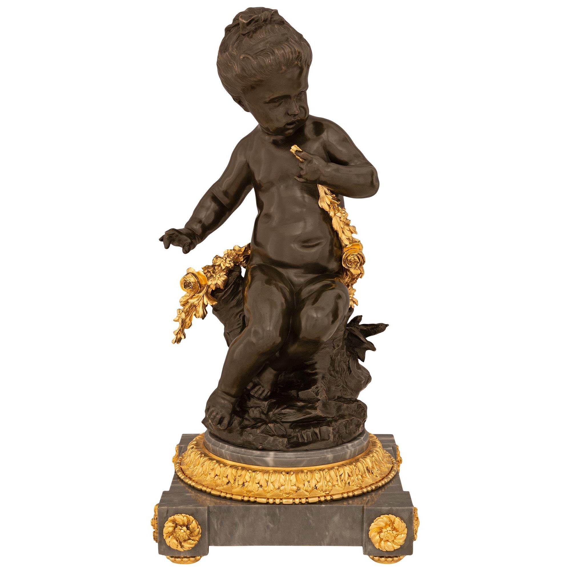 Statue d'un chérubin de style Louis XVI du 19ème siècle en bronze patiné et ormolu en vente