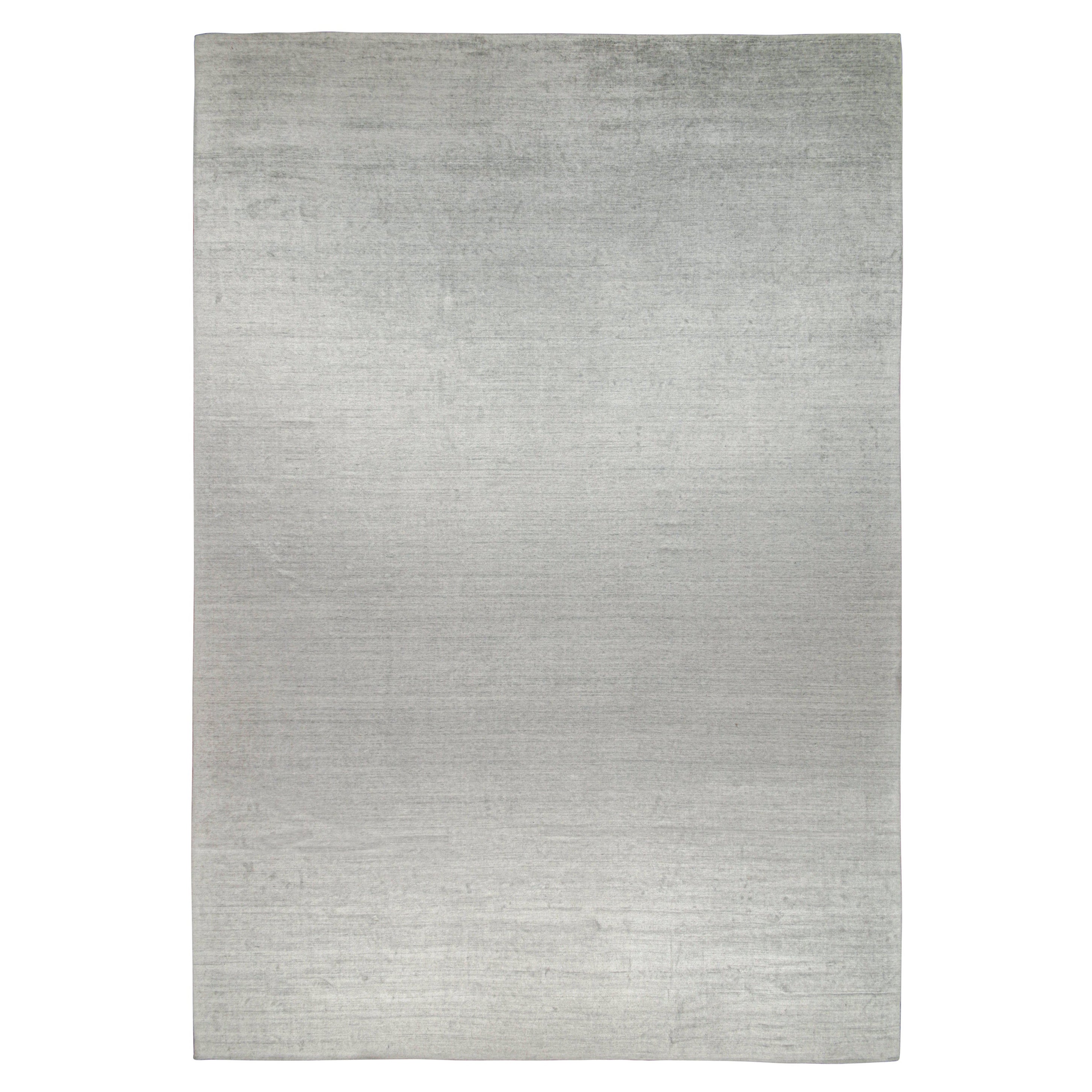Rug & Kilim’s Modern rug in Solid Gray and Off-White Striae