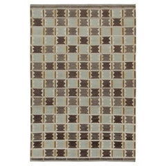 Rug & Kilim's Teppich im skandinavischen Stil in Taupe und Blau mit geometrischen Mustern