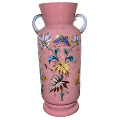 Vase français ancien du 19ème siècle en verre opalin rose et émail 
