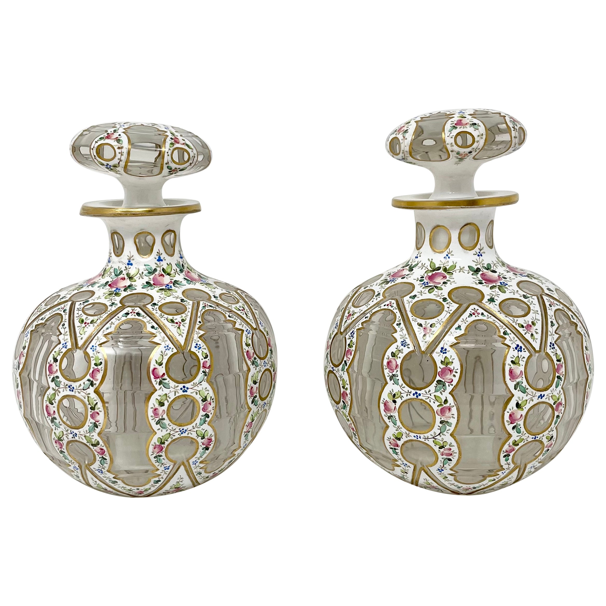 Paire de flacons de parfum français anciens en porcelaine émaillée et verre, vers 1860-1870.