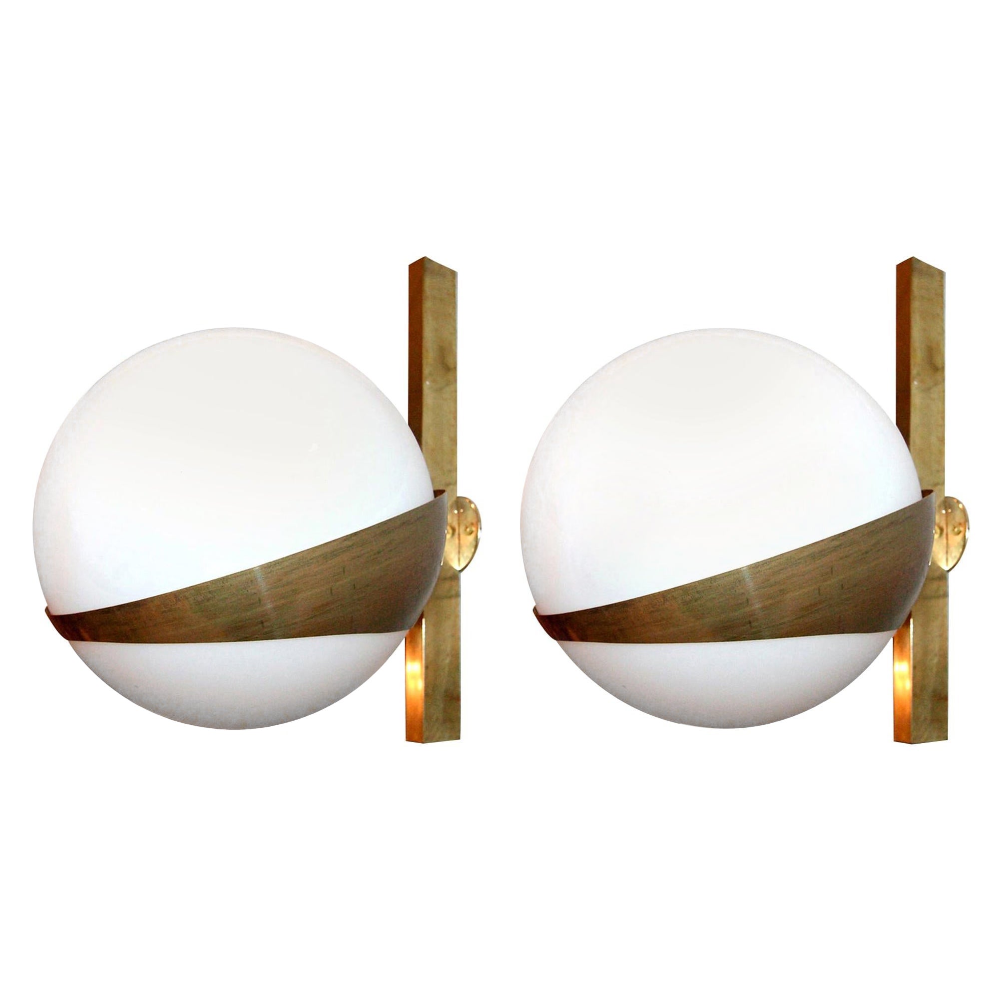 Coppia di lampade in ottone stile Stilnovo con sfere di vetro bianco