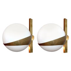 Coppia di lampade in ottone stile Stilnovo con sfere di vetro bianco