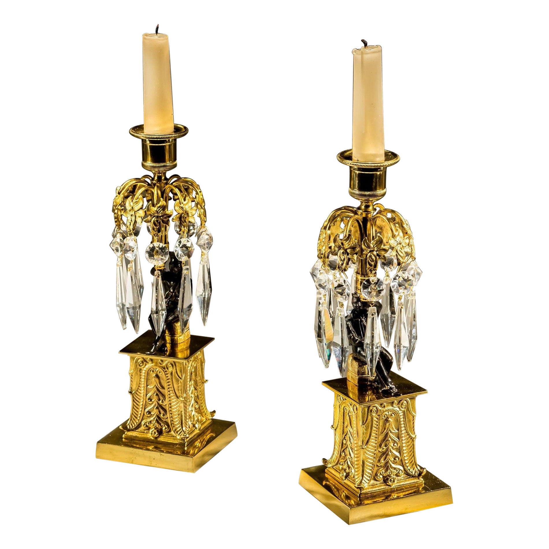 Paire de chandeliers inhabituels en bronze et doré représentant une figure militaire