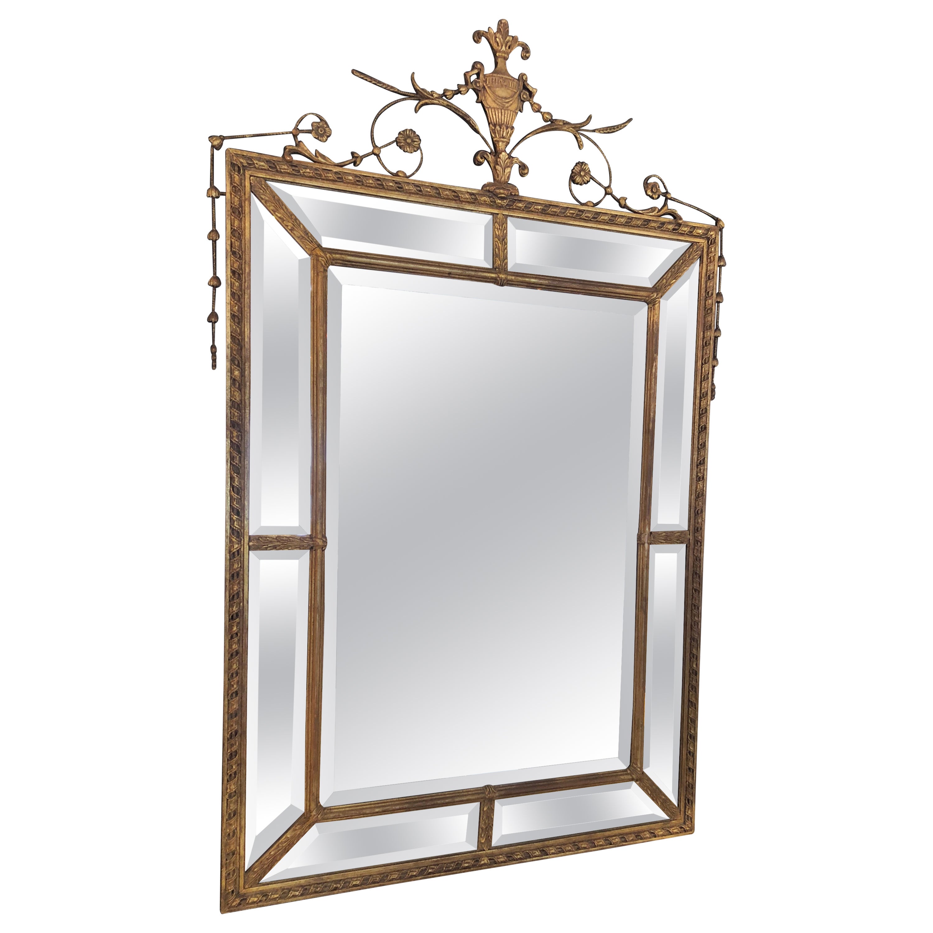 Superbe miroir de style Louis XVI en bois doré et biseauté