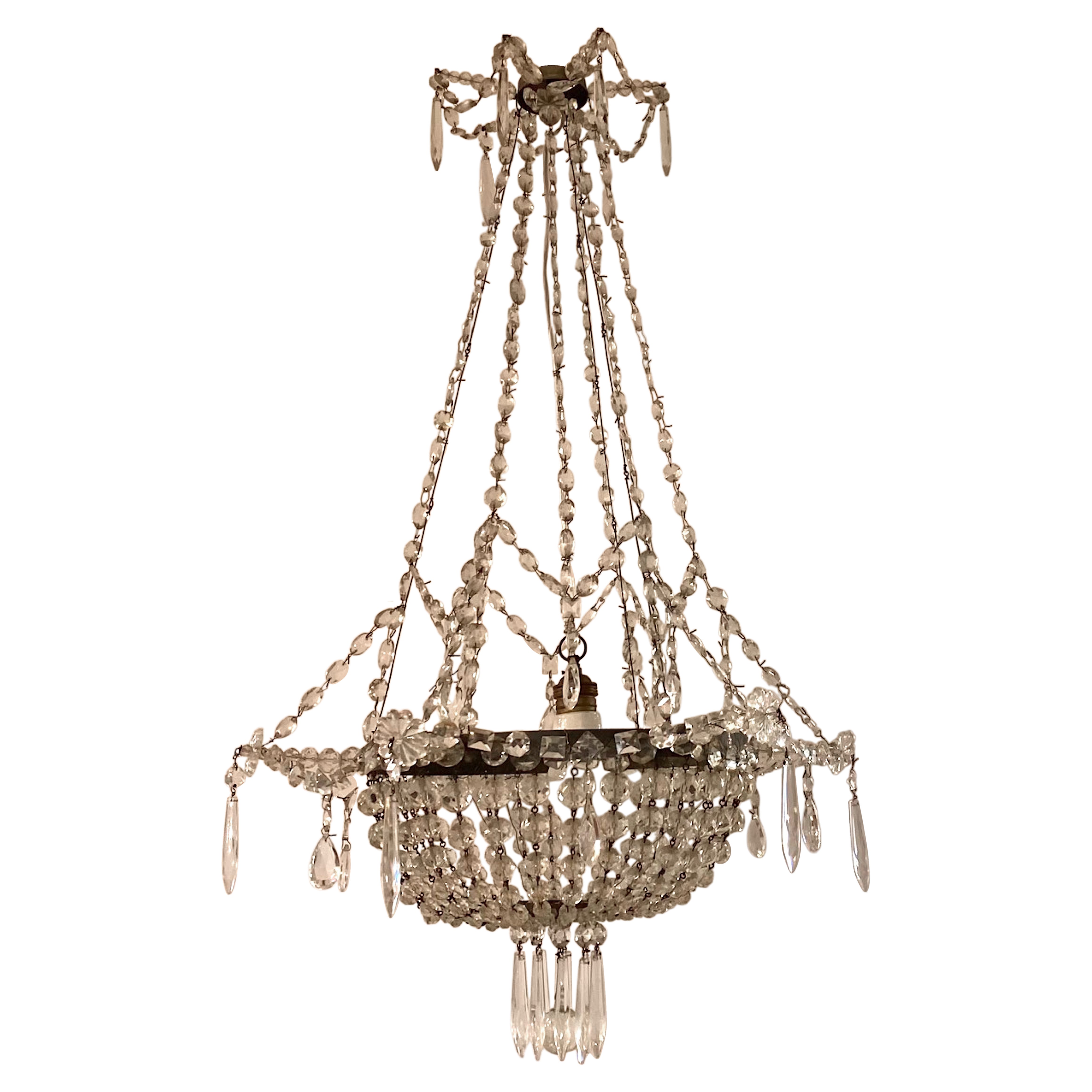 Lampadario francese in ferro e cristallo dei primi del Novecento.