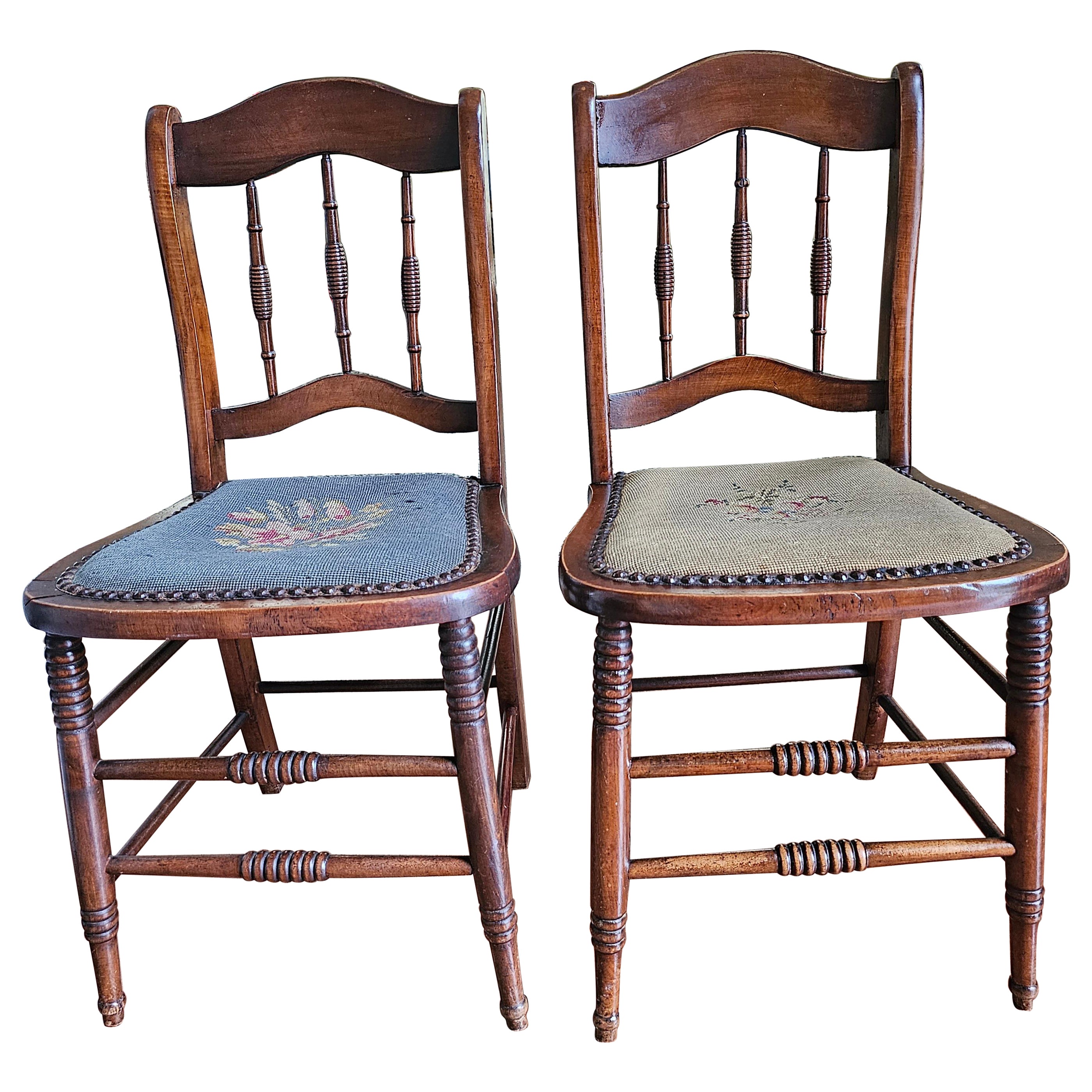 Paire de chaises d'appoint en noyer américain du XIXe siècle et à assise tapissée de points d'aiguille