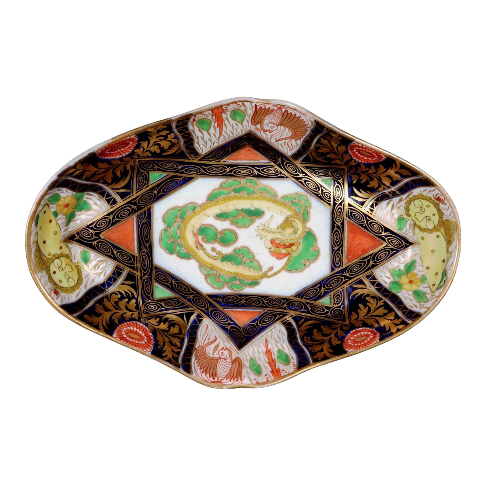 Piatto in porcellana Coalport Porcelain del periodo Regency con drago giallo e leoni