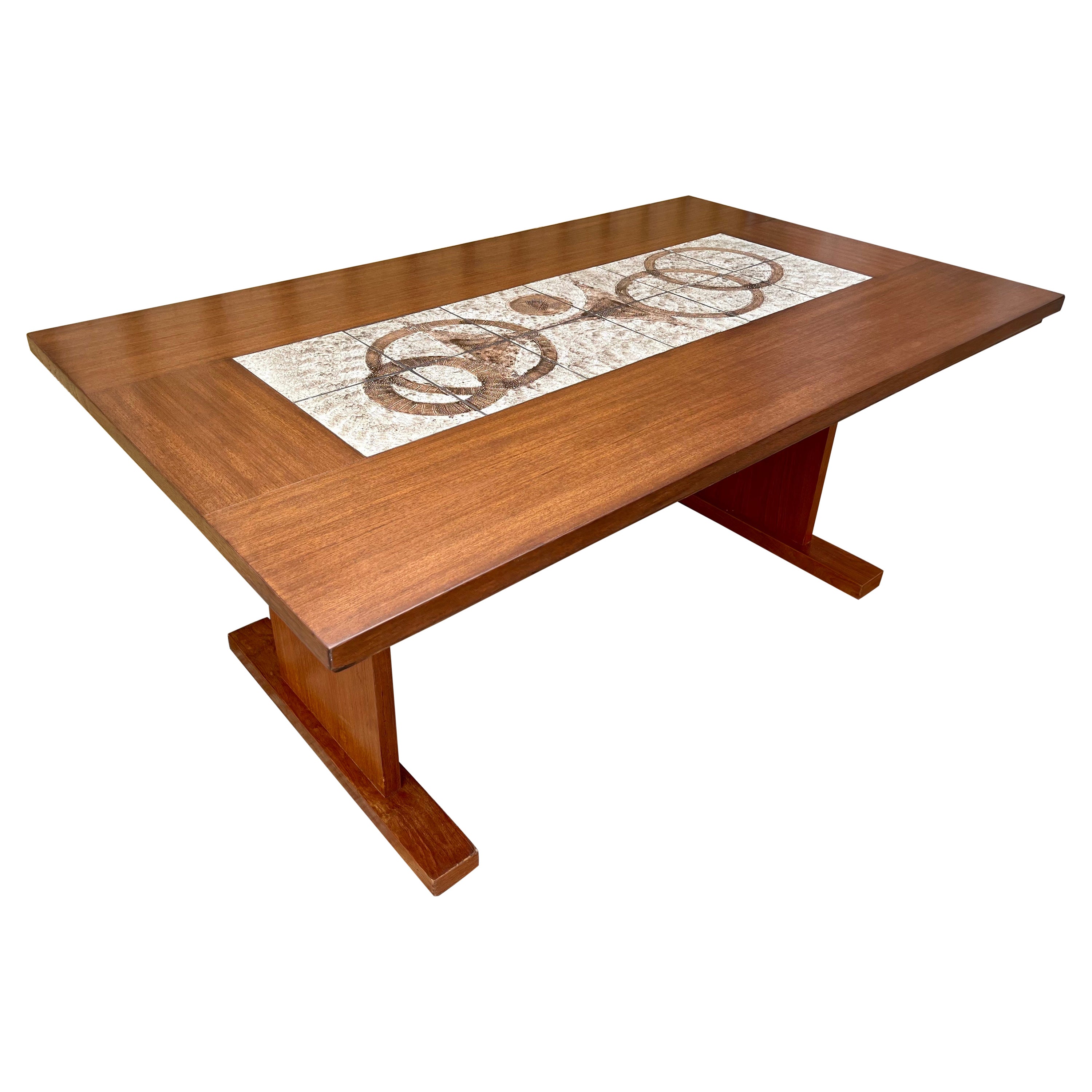 Table de salle à manger danoise moderne du milieu du siècle avec incrustation de carreaux de céramique. Circa 1970